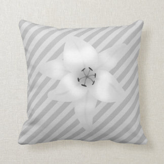 Coussin Lis blanc sur un modèle gris de rayure