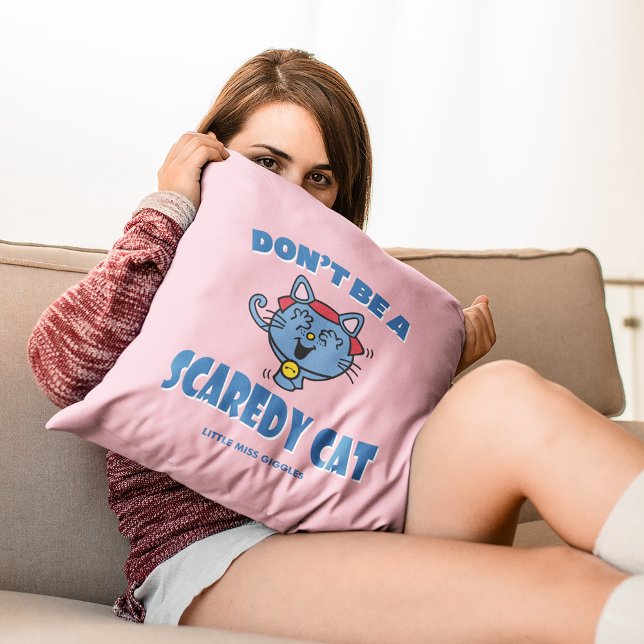 Coussin Little Miss Giggles Chat Peureux Halloween (Person holding pillow)