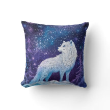 Loup blanc en hiver avec ciel étoilé magique