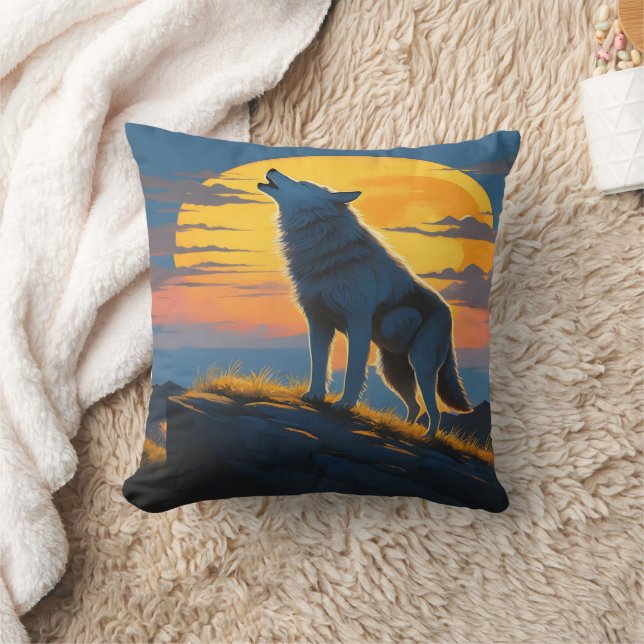 Coussin Loup hurlant sous un coucher de soleil sur les mon (Couverture)