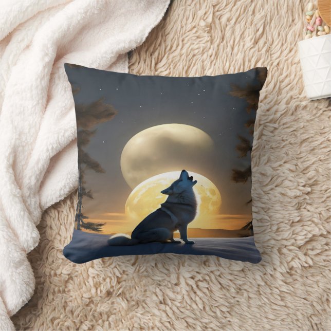 Coussin Loup majestueux hurlant sous des lunes jumelles à  (Couverture)