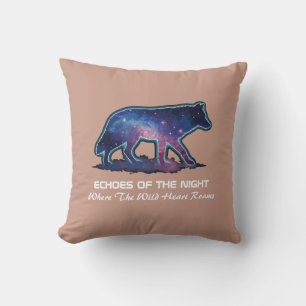 Coussin Loup solitaire silhouette de galaxie (Échos de la