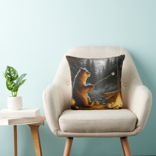 Coussin L'ours torréfiant un marshmallow au-dessus d'un fe