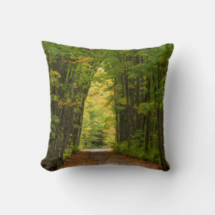 Coussin Lumière au bout d'un tunnel d'arbres