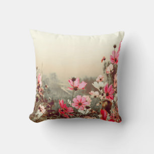 Coussin Lumière du matin, cosmos rose fleurissant.