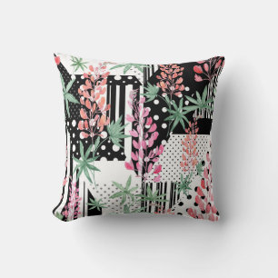 Coussin Lupines sur un patchwork arrière - plan noir et bl