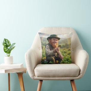 Coussin Lutin Irlandais Admirant une Pièce d'Or