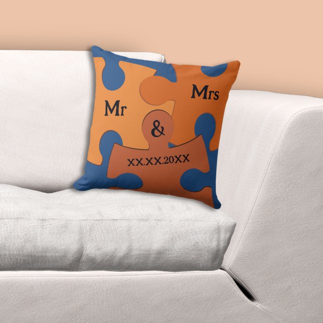 Coussin M. et Mme Date de mariage Pièces de puzzle orange  (Mr & Mrs Wedding Date Orange & Blue Jigsaw Pieces Throw Pillow)