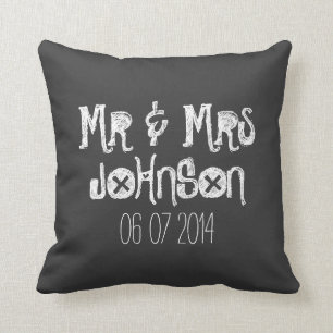 Coussin M. et Mme mariage noir en tableau noir jettent l'o