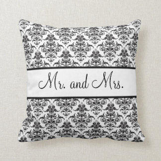 Coussin M. et Mme Newlywed Pillow - noir et blanc