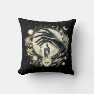 Coussin Main tenant un cristal sous la lumière de la lune