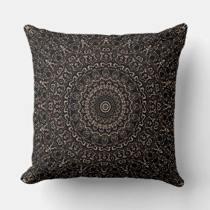 Coussin Mandala Abricot Beige à la Symétrie Élégante