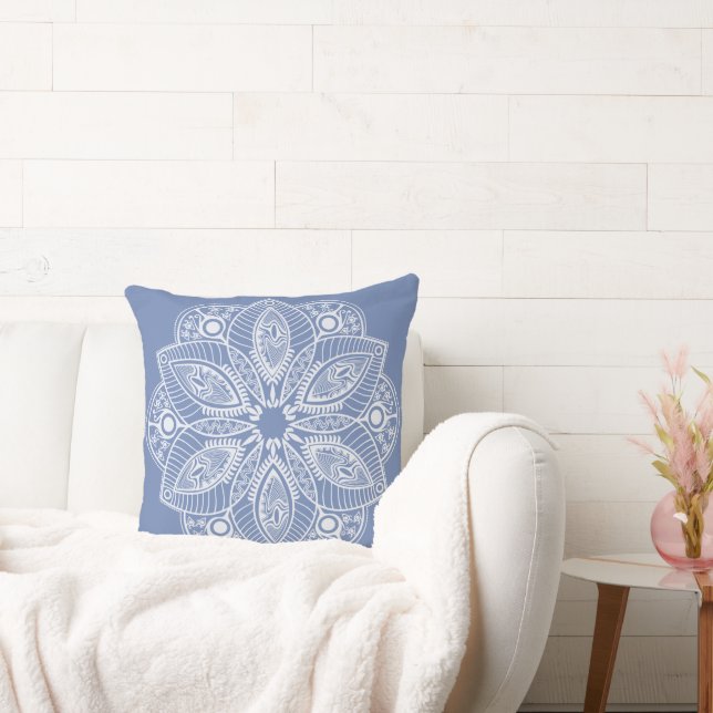 Coussin Mandala blanc exotique sur Arrière - plan bleu (Canapé)