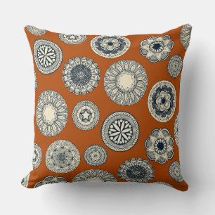 Coussin mandala cirque tache orange
