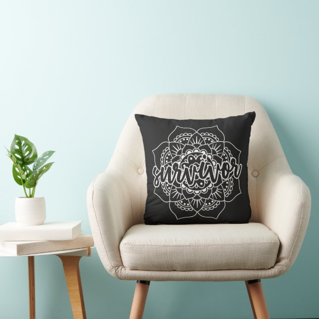 Coussin Mandala, la survivante du cancer en blanc (Chaise)