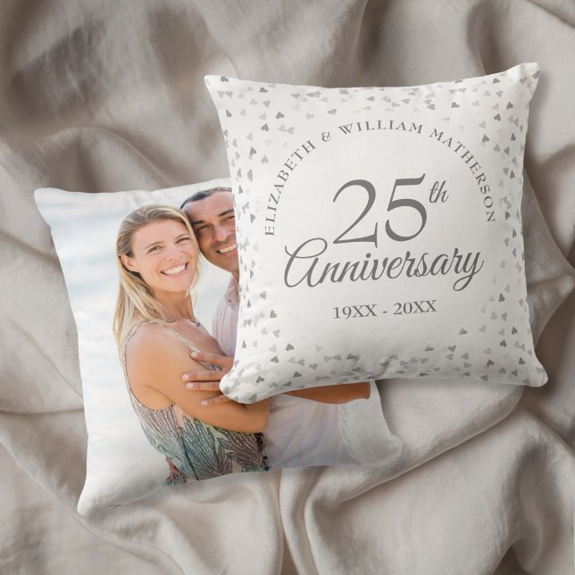 Coussin mariage du 25e anniversaire Photo Coeurs d'argent  (25th Anniversary Wedding Photo Chic Silver Hearts Throw Pillow)