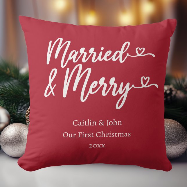 Coussin Mariés et Gais Notre Premier Noël Jeunes Mariés Ro (Married & Merry personalized Christmas red pillow to celebrate the newlywed's first Xmas together.)