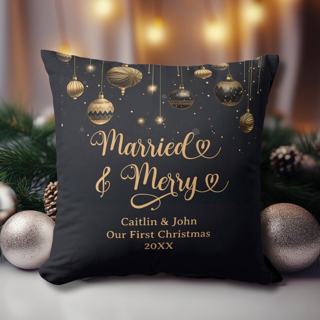 Coussin Mariés Joyeux 1er Noël Nouveaux Mariés Or Noir (Married & Merry Newlyweds 1st Christmas Pillow. Black & Gold Ornaments, Couple's Names, Wedding Date)