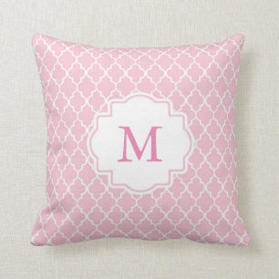 Coussin marocain rose de Quatrefoil de monogramme