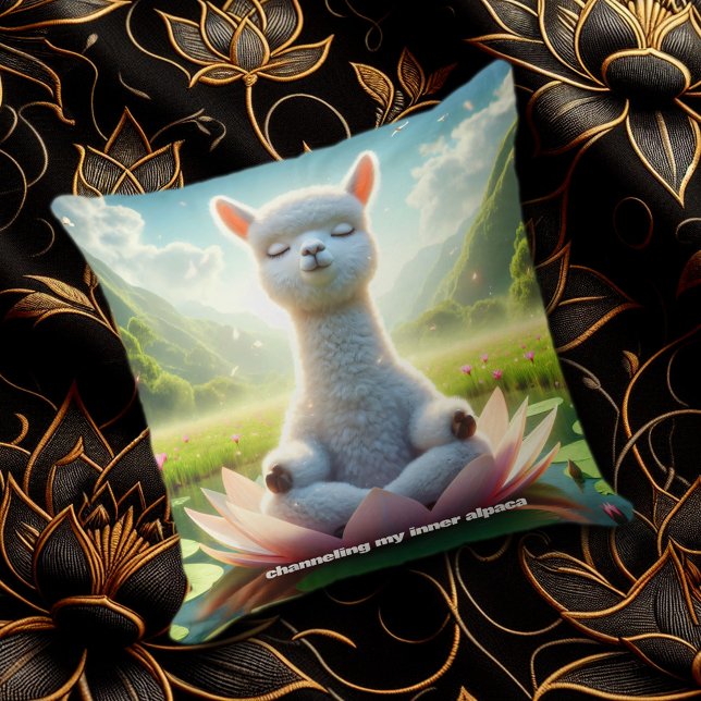 Coussin Méditation de l'alpaga mignonne sur Lotus Pad dans (Cute Alpaca Meditating on Lotus Pad in Mountain Meadow Lake Cover Photo)