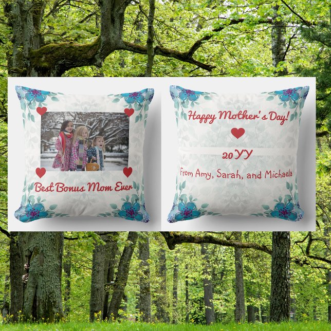 Coussin Meilleur Bonus Maman Jamais Photo Coeurs Script Mo (Best Bonus Mom Ever, personalized photo pillow keepsake for stepmom, w/ photo held up by red hearts)