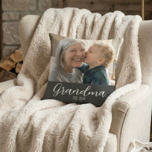 Coussin Mémé a établi un texte de script blanc minimaliste