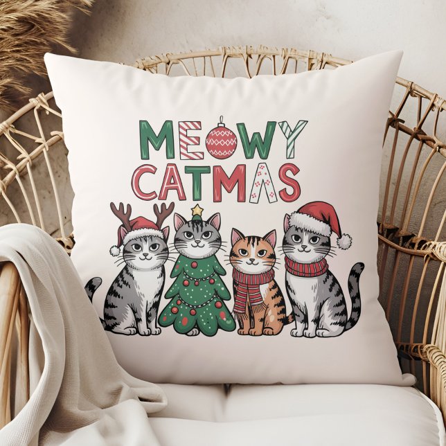 Coussin Meowy Catmas Cute Christmas Cats - Holiday Decor (Meowy Catmas Cute Christmas Cats - Holiday Decor Throw Pillow in a boho rattan armchair.)