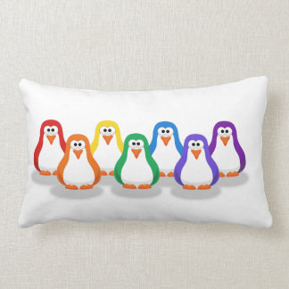 Coussin mignon de pingouin d'arc-en-ciel