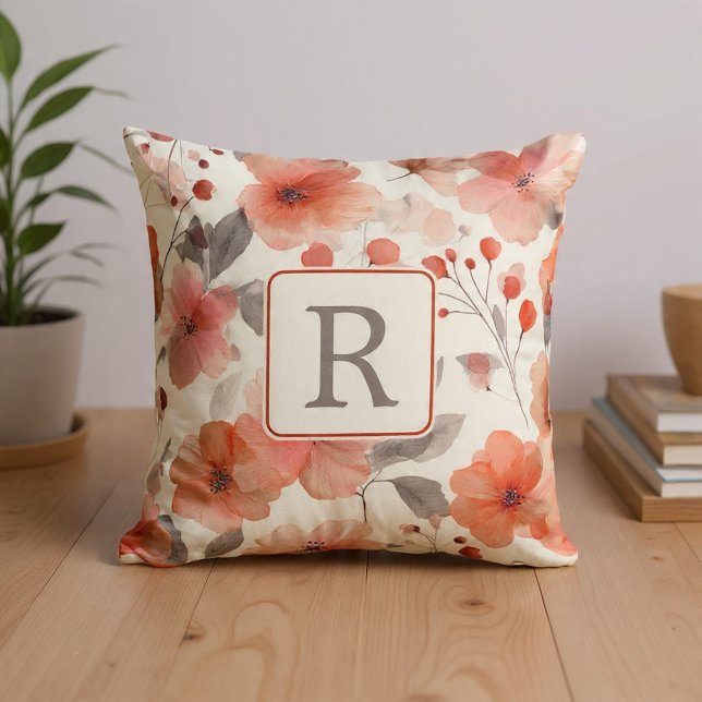 Coussin Modèle de monogramme de jolie fleur personnalisé (Pretty Flower Monogram Template Personalized Throw Pillow by Ricaso. Stunning and elegant. 
)