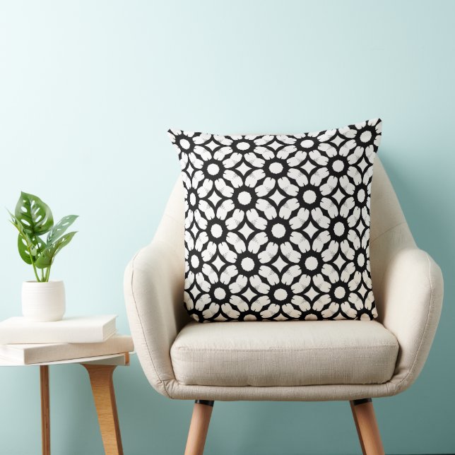 Coussin Modern Black and White Repeating Floral/Circle Pat (Chaise)