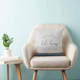 Coussin Modern Lake House Nom de famille Brève Script Bleu