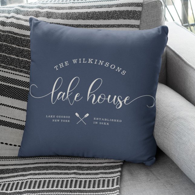 Coussin Modern Lake House Nom de famille Brève Script Bleu (Créateur téléchargé)