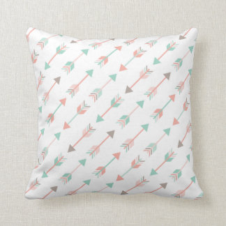 Coussin moderne de flèches dans la menthe et le