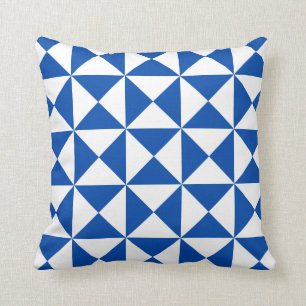 Coussin moderne de motif de triangle dans le bleu