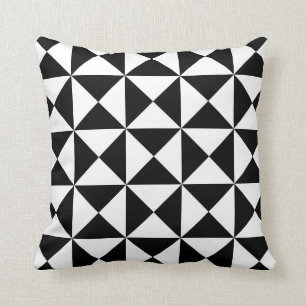 Coussin moderne de motif de triangle en noir et