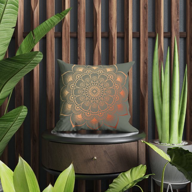 Coussin Moderne Sage Green Peach Mandala (Modern Sage Green Peach Mandala Throw Pillow in a beautful brown and green boho room.)