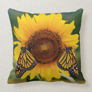 Coussin Monarque Butterfies sur le tournesol