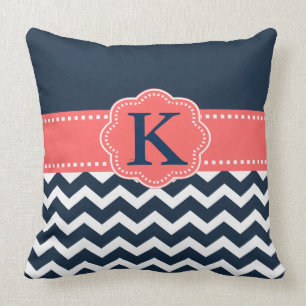 Coussin "Monogram Chevron in Navy/Coral" JETER UN COUP D'O