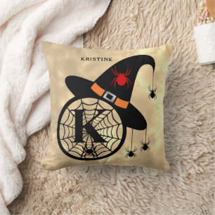 Coussin Monogram K Halloween Sky Witch Nom des araignées