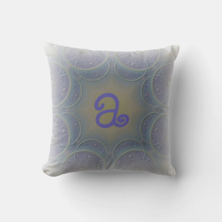 Coussin Monogramme conçu en lavande pâle