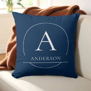Coussin Monogramme de nom de famille simple bleu marine mo