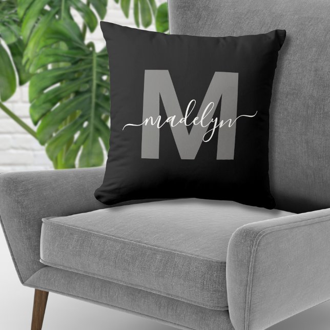 Coussin Monogramme Initial Nom Personnalisé Noir (Personalized Black Initial Name Monogram Throw Pillow)