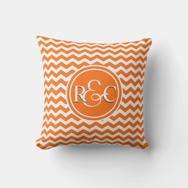 Coussin Monogramme initial personnalisé par Chevron orange (Recto)