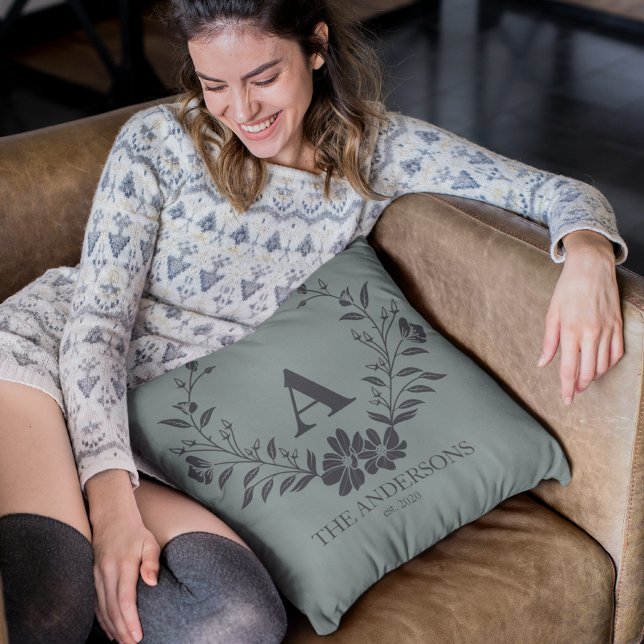 Coussin Monogramme initial personnalisé vert sauge rustiqu (Créateur téléchargé)