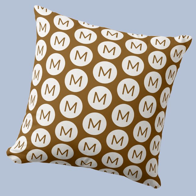 Coussin Monogramme Motif initial du point Brown personnali (Polka dot spot pattern modern monogram initial personalized pillow In mocha brown)