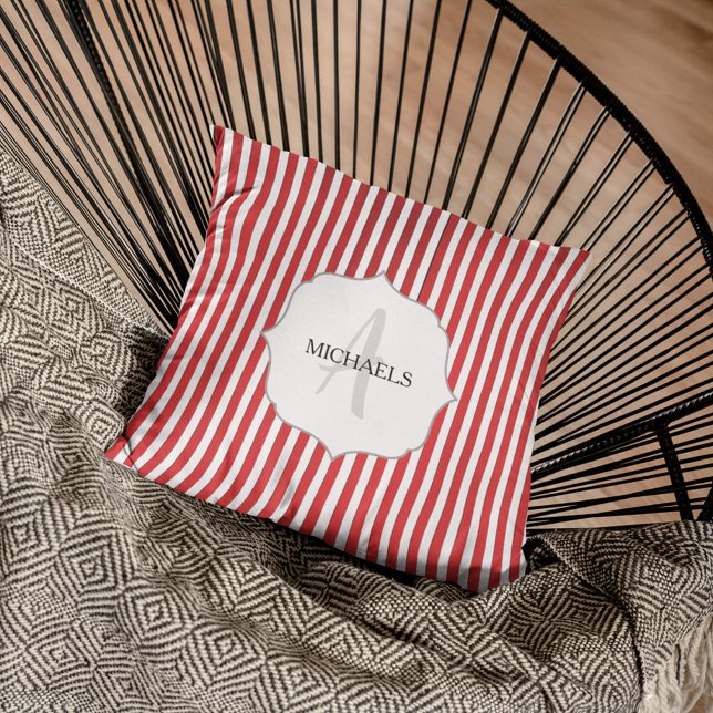 Coussin Monogramme personnalisé rouge et blanc de Noël (Whimsical candy cane striped cute simple monogram throw pillow.)