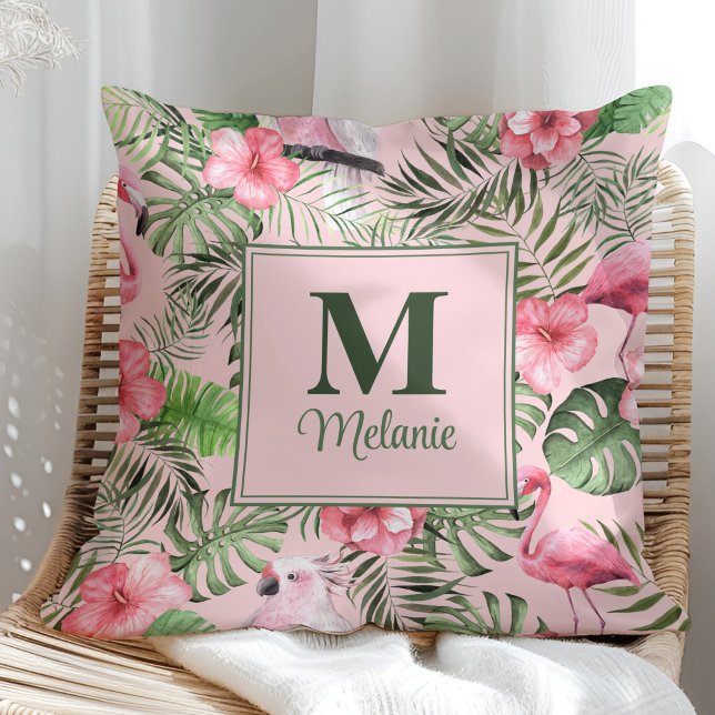 Coussin Monstère tropicale et Monogramme Flamant rose (Tropical Monstera and Flamingo Monogram Throw Pillow in a sunny rattan armchair.)