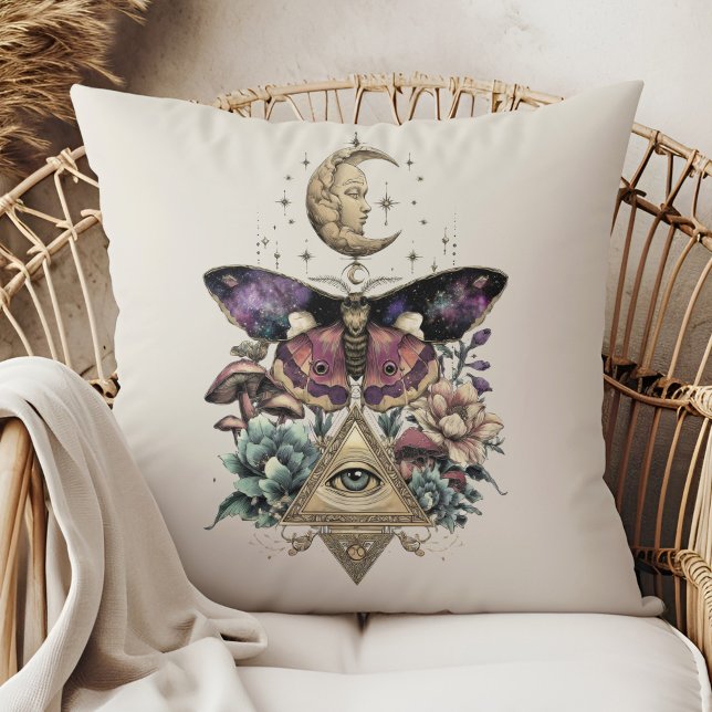 Coussin Moonlight Vision Moth – Celestial Lunar  (Moonlight Vision Moth – Celestial Lunar Throw Pillow in a boho rattan armchair)