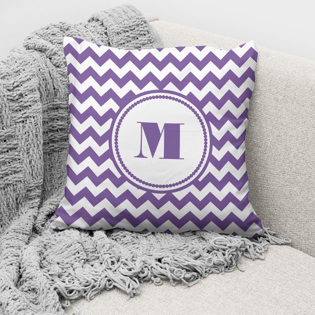 Coussin Motif à rayures monogramme violet Chevron (Créateur téléchargé)