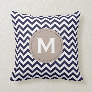 Coussin Motif blanc de Chevron de monogramme de bleu